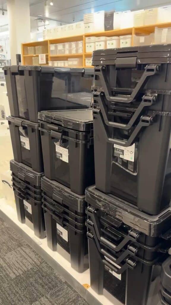 Latching storage totes