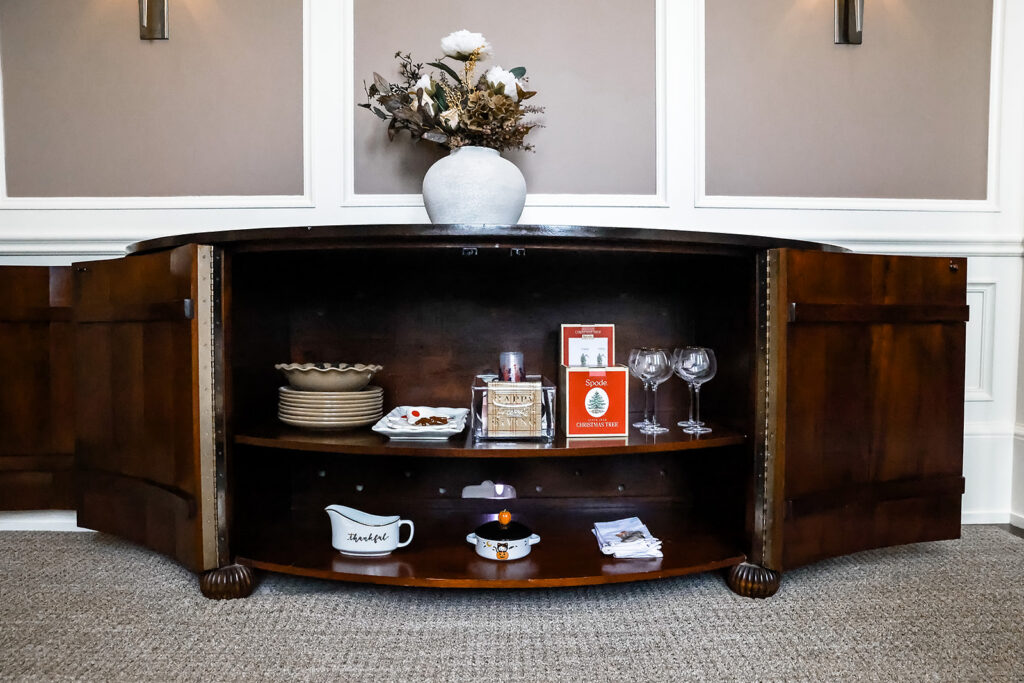China cabinet organized after a concierge move