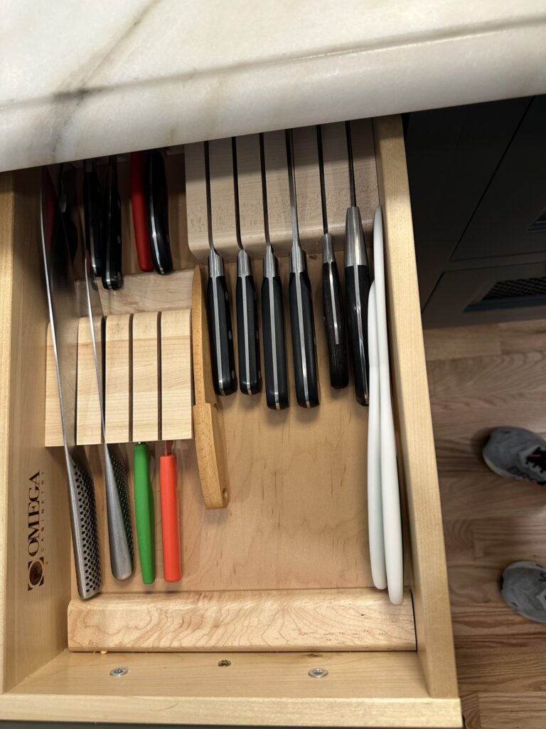 Kitchen drawer with a knife insert