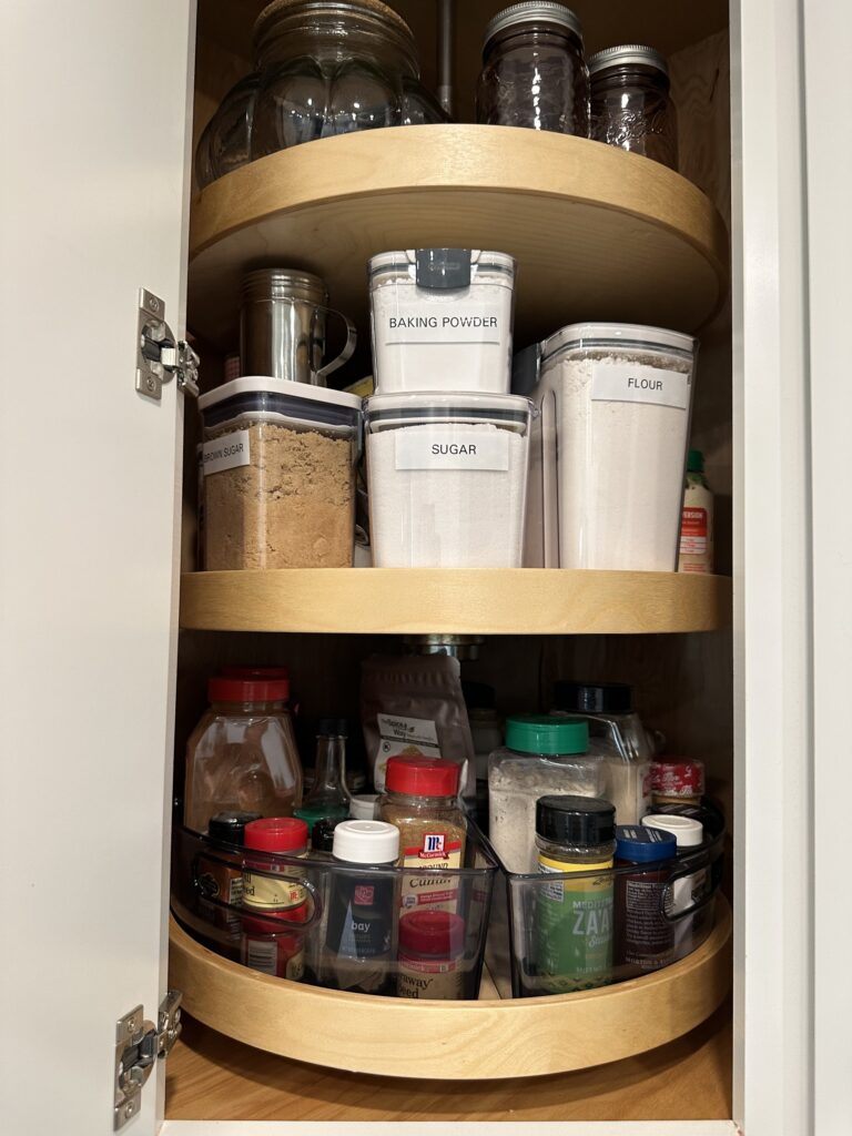 Corner cabinet with lazy susan